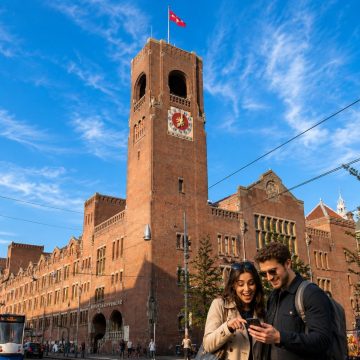 Situada numa localização de destaque na Damrak, no centro de Amesterdão, a Beurs van Berlage é uma impressionante antiga bolsa de mercadorias do século XIX, construída em tijolo vermelho e projetada por Hendrik Petrus Berlage, reconhecida como uma obra-prima pioneira da arquitetura moderna holandesa e que funciona atualmente como um espaço de excelência para exposições e eventos culturais.