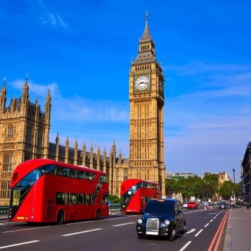 Wznosząca się majestatycznie nad północnym brzegiem Tamizy, tuż obok mostu Westminster Bridge, Wieża Elżbiety — powszechnie znana jako Big Ben od nazwy swojego wielkiego dzwonu — stanowi charakterystyczny element w stylu neogotyckim, będący centralnym punktem londyńskiego Pałacu Westminsterskiego.