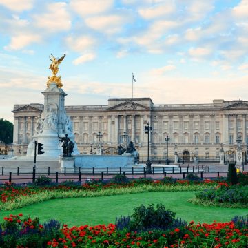 Pałac Buckingham, pełniący funkcję siedziby administracyjnej i historycznej rezydencji królewskiej monarchii brytyjskiej w Westminsterze, słynie z okazałej neoklasycystycznej fasady, 775 luksusowych pokoi oraz tradycyjnej ceremonii zmiany warty.