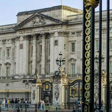 O Palácio de Buckingham é uma majestosa residência real onde se realiza a famosa Mudança da Guarda no meio do esplendor da residência oficial da monarquia britânica em Londres.