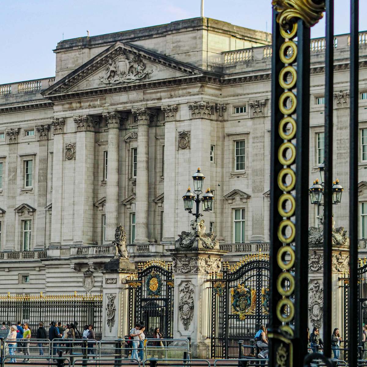 Caça ao tesouro em Londres e visita autoguiada 5 O Palácio de Buckingham é uma majestosa residência real onde se realiza a famosa Mudança da Guarda no meio do esplendor da residência oficial da monarquia britânica em Londres.