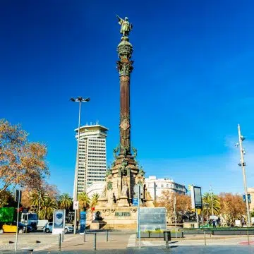 Wznoszący się dumnie na dolnym końcu alei La Rambla, na placu Plaça del Portal de la Pau, pomnik Krzysztofa Kolumba o wysokości 60 metrów został wzniesiony z okazji Wszechświatowej Wystawy w Barcelonie w 1888 roku i składa się z bogato zdobionej kolumny korynckiej, zwieńczonej posągiem z brązu wskazującym w stronę morza.