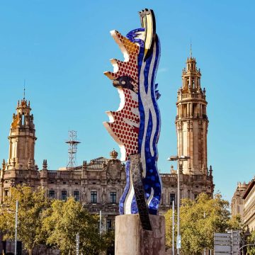 El Cap de Barcelona to majestatyczna surrealistyczna rzeźba, w której żywe mozaiki i odważne abstrakcyjne kształty tworzą kolorowy pop-artowy hołd dla kreatywnego ducha miasta.
