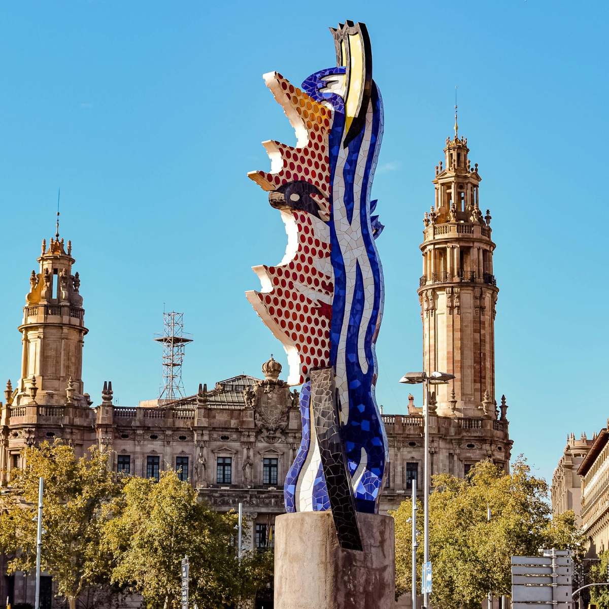 Zabawa w poszukiwanie skarbów w Barcelonie i wycieczka z przewodnikiem 6 El Cap de Barcelona to majestatyczna surrealistyczna rzeźba, w której żywe mozaiki i odważne abstrakcyjne kształty tworzą kolorowy pop-artowy hołd dla kreatywnego ducha miasta.