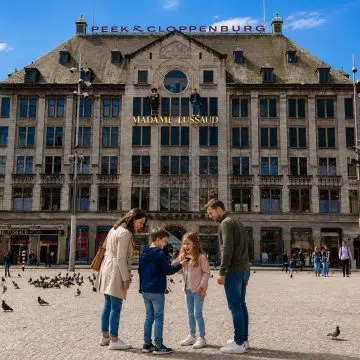Situado na Praça Dam, no coração da cidade, o Madame Tussauds de Amesterdão é um museu de cera muito popular que apresenta exposições interativas e figuras realistas de celebridades internacionais, ícones holandeses e membros da realeza ao longo da história.