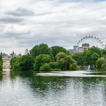 James's Park é um majestoso santuário real onde elegantes canteiros de flores e um lago tranquilo oferecem vistas deslumbrantes sobre os palácios circundantes no coração de Londres.