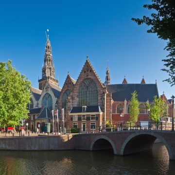 Considerado o edifício mais antigo ainda existente em Amesterdão, situado no coração de De Wallen, a Oude Kerk (Igreja Velha) é um monumental marco arquitetónico gótico do século XIII, famoso pelo seu imponente teto abobadado em madeira, pelos seus órgãos históricos e pelo seu papel atual como espaço de arte contemporânea.