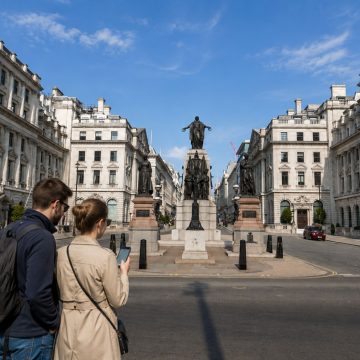 Zaprojektowane przez Johna Nasha jako część uroczystej trasy łączącej Regent Street z St James’s Park, Waterloo Place to elegancka neoklasycystyczna przestrzeń publiczna, ozdobiona znaczącymi pomnikami wojskowymi, w tym pomnikiem Gwardii upamiętniającym wojnę krymską oraz strzelistą kolumną księcia Yorku.