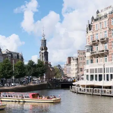 Erguendo-se graciosamente sobre o canal Prinsengracht, no bairro de Jordaan, a Westerkerk é uma icónica igreja protestante renascentista do século XVII, famosa pela sua torre sineira altíssima, rematada por uma coroa, e por ser o local de descanso eterno do mestre holandês Rembrandt van Rijn.