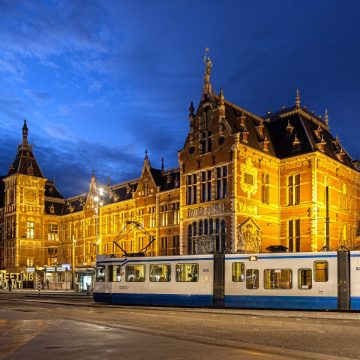 A Estação Central de Amesterdão é um marco majestoso onde convergem os estilos gótico e renascentista, marcando o ponto de partida para os visitantes explorarem a cintura de canais próxima e o histórico Damrak.
