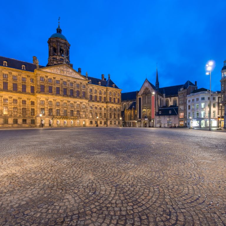 Caça ao tesouro e visita autoguiada a Amesterdão 5 O Palácio Real de Amesterdão é uma magnífica obra-prima do classicismo holandês do século XVII que se destaca na Praça Dam como símbolo da Idade de Ouro da cidade e residência principal do monarca holandês.