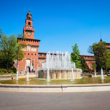 Het Castello Sforzesco is een massief 15e-eeuws fort dat ooit onderdak bood aan de hertogen van Milaan en nu dienst doet als een uitgestrekt cultureel complex met verschillende van de beste musea en kunstcollecties van de stad.