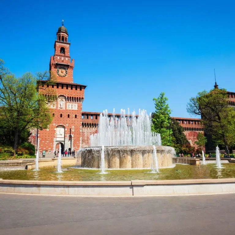 Speurtocht en rondleiding op eigen houtje door Milaan 6 Het Castello Sforzesco is een massief 15e-eeuws fort dat ooit onderdak bood aan de hertogen van Milaan en nu dienst doet als een uitgestrekt cultureel complex met verschillende van de beste musea en kunstcollecties van de stad.
