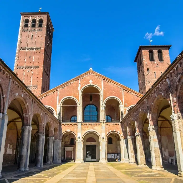 Speurtocht en rondleiding op eigen houtje door Milaan 5 De Basilica van Sant'Ambrogio is een van de oudste en belangrijkste kerken van Milaan, een meesterwerk van romaanse architectuur met een prachtige zuilengalerij en het gouden altaar van Volvinius.