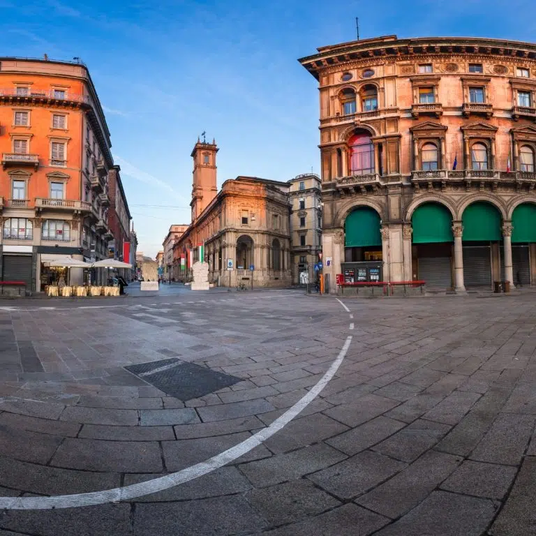 Speurtocht en rondleiding op eigen houtje door Milaan 4 Piazza Mercanti is een charmant middeleeuws plein in Milaan dat ooit diende als het administratieve hart van de stad, omringd door historische gebouwen zoals het 13e-eeuwse Palazzo della Ragione.