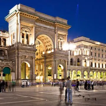 De Galleria Vittorio Emanuele II is een prachtige 19e-eeuwse arcade met glazen gewelven in Milaan, beroemd als een van de oudste winkelcentra ter wereld en een meesterwerk van ijzer- en glasarchitectuur.