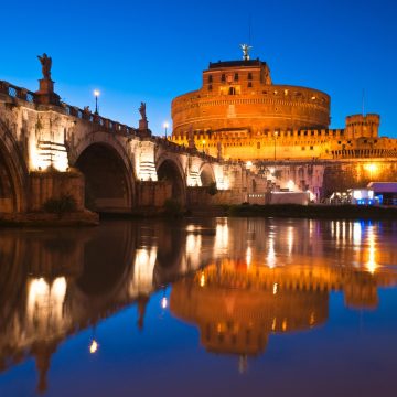 Castel Sant'Angelo è un'imponente fortezza cilindrica che è servita come mausoleo, residenza papale e prigione strategica nel corso della sua storia. Il Ponte Sant'Angelo, fiancheggiato da dieci statue di angeli disegnate dal Bernini, crea un percorso mozzafiato attraverso il fiume Tevere.