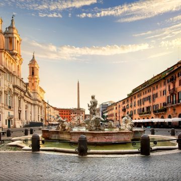 Piazza Navona è una delle piazze barocche più vivaci e belle di Roma, notoriamente costruita sul sito dell'antico Stadio di Domiziano. Ospita la magnifica Fontana dei Quattro Fiumi del Bernini e la splendida chiesa di Sant'Agnese in Agone, che la rendono un capolavoro dell'arte e dell'architettura romana.
