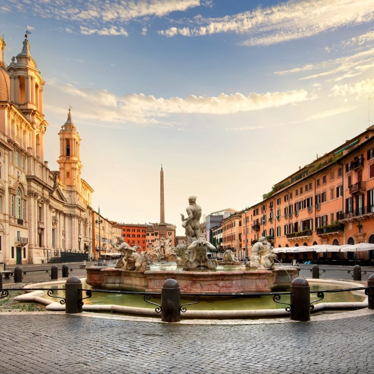 Caccia al tesoro a Roma e tour autoguidato 5 Piazza Navona è una delle piazze barocche più vivaci e belle di Roma, notoriamente costruita sul sito dell'antico Stadio di Domiziano. Ospita la magnifica Fontana dei Quattro Fiumi del Bernini e la splendida chiesa di Sant'Agnese in Agone, che la rendono un capolavoro dell'arte e dell'architettura romana.
