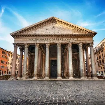 Il Pantheon è un capolavoro dell'ingegneria romana, famoso per la sua massiccia cupola in cemento non armato e per l'oculo che si apre verso il cielo. Originariamente costruito come tempio di tutti gli dei, questo monumento straordinariamente conservato è servito come chiesa cattolica dal VII secolo.