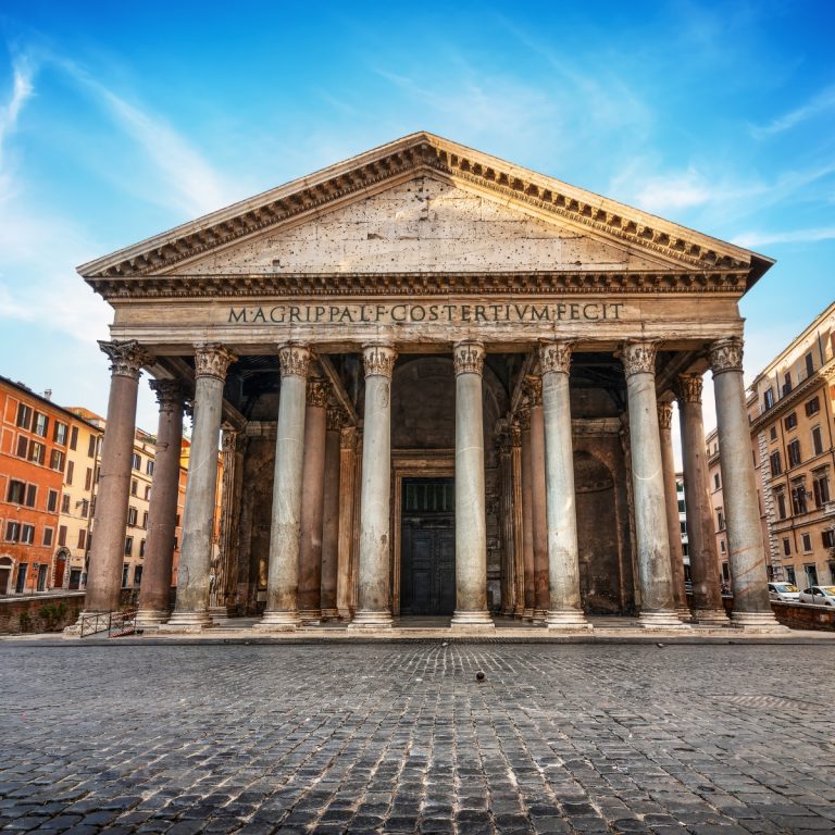 Caccia al tesoro a Roma e tour autoguidato 4 Il Pantheon è un capolavoro dell'ingegneria romana, famoso per la sua massiccia cupola in cemento non armato e per l'oculo che si apre verso il cielo. Originariamente costruito come tempio di tutti gli dei, questo monumento straordinariamente conservato è servito come chiesa cattolica dal VII secolo.