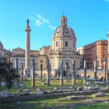 Il Foro di Traiano è un vasto complesso antico che rappresenta l'ultimo e il più grandioso dei fori imperiali costruiti a Roma. Presenta la Colonna Traiana, notevolmente conservata, e le rovine delle grandi biblioteche e dei mercati che un tempo costituivano il cuore della vita civile romana.