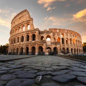 Il Colosseo è un colossale anfiteatro in pietra che rappresenta un simbolo duraturo dell'abilità architettonica e dell'ingegno ingegneristico dell'Impero Romano. Un tempo ospitava leggendarie battaglie di gladiatori e spettacoli pubblici, con migliaia di posti a sedere all'interno delle sue iconiche arcate a gradoni.