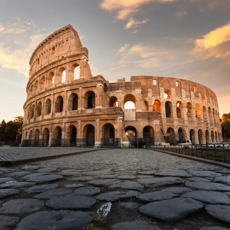Caccia al tesoro a Roma e tour autoguidato 2 Il Colosseo è un colossale anfiteatro in pietra che rappresenta un simbolo duraturo dell'abilità architettonica e dell'ingegno ingegneristico dell'Impero Romano. Un tempo ospitava leggendarie battaglie di gladiatori e spettacoli pubblici, con migliaia di posti a sedere all'interno delle sue iconiche arcate a gradoni.