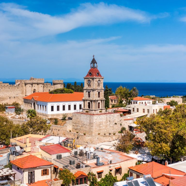 Poszukiwanie skarbów na Rodos i wycieczka z przewodnikiem 4 Średniowieczna Wieża Zegarowa to historyczny punkt orientacyjny oferujący jedne z najwyższych panoramicznych widoków na starożytne dachy Starego Miasta. Zbudowana na miejscu bizantyjskiej struktury, służy jako uderzający przykład różnorodnych wpływów architektonicznych, które ukształtowały panoramę wyspy.