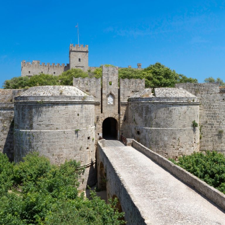 Poszukiwanie skarbów na Rodos i wycieczka z przewodnikiem 6 Brama D'Amboise to masywne, silnie ufortyfikowane wejście z imponującymi bliźniaczymi wieżami i głęboką fosą obronną. Zbudowana na początku XVI wieku, jest arcydziełem średniowiecznej architektury wojskowej, zaprojektowanym tak, aby wytrzymać najpotężniejsze oblężenia.