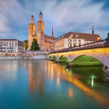 Grossmünster to majestatyczny romański punkt orientacyjny, w którym wielkie bliźniacze wieże i piętrowe witraże tworzą monumentalną sylwetkę nad rzeką Limmat w samym sercu Zurychu.