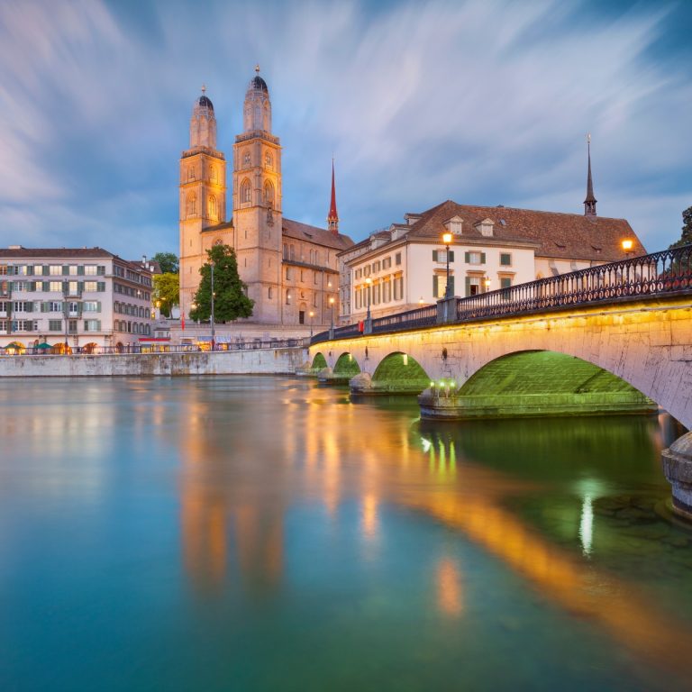 Zabawa w poszukiwanie skarbów w Zurychu i wycieczka z przewodnikiem własnym 5 Grossmünster to majestatyczny romański punkt orientacyjny, w którym wielkie bliźniacze wieże i piętrowe witraże tworzą monumentalną sylwetkę nad rzeką Limmat w samym sercu Zurychu.