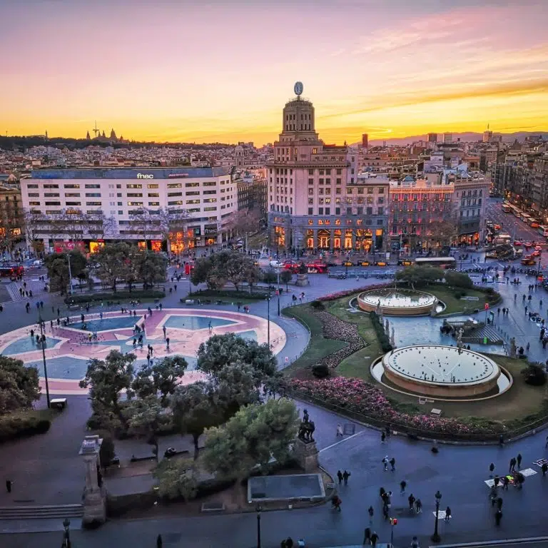 Zabawa w poszukiwanie skarbów w Barcelonie i wycieczka z przewodnikiem 5 Plaça de Catalunya to majestatyczny centralny plac, na którym wielkie rzeźby i rytmiczne fontanny tworzą tętniące życiem skrzyżowanie historycznego serca i nowoczesnej elegancji Barcelony.