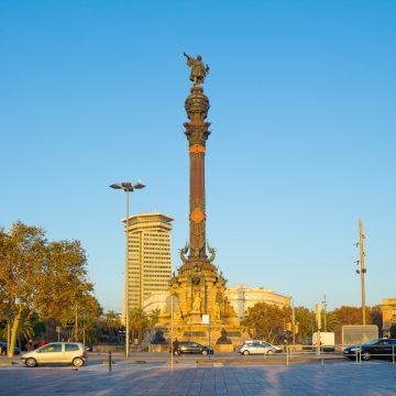 Pomnik Kolumba to majestatyczna kolumna koryncka, na której znajduje się wielki posąg odkrywcy z brązu z widokiem na morze, będący hołdem dla morskiej historii Barcelony.
