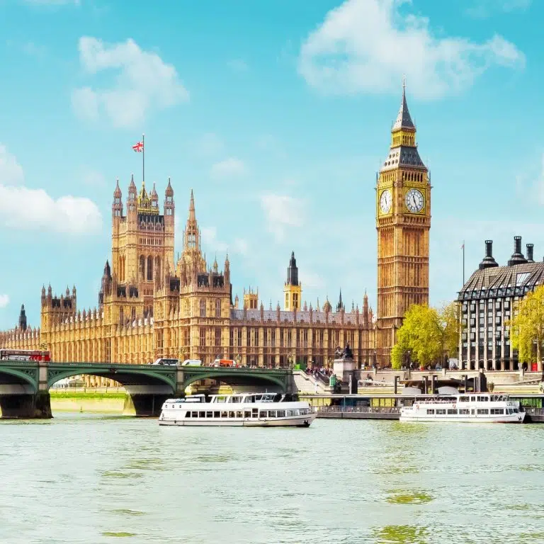 Caça ao tesouro e visita autoguiada a Londres 4 As Casas do Parlamento e o Big Ben formam uma majestosa obra-prima gótica onde a torre do relógio mais famosa do mundo tem vista para as margens históricas do rio Tamisa.