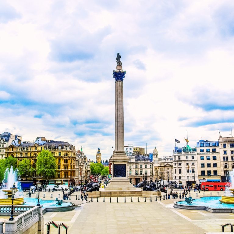Caça ao tesouro em Londres e visita autoguiada 2 Trafalgar Square é um majestoso marco histórico onde a Coluna de Nelson e os icónicos leões de bronze se encontram no vibrante coração de Londres.