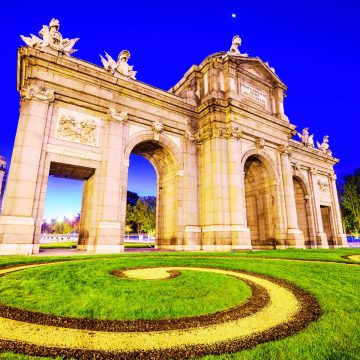 Die Puerta de Alcalá ist ein majestätischer neoklassizistischer Triumphbogen, der als Eingangstor zur Stadt dient und als eines der Wahrzeichen Madrids gilt.