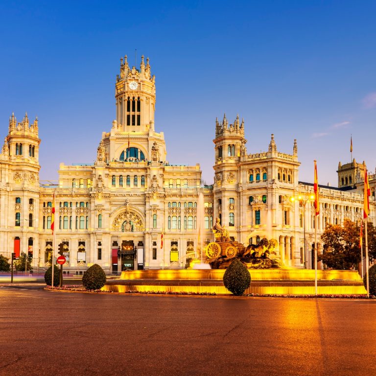 Caça ao tesouro e visita autoguiada a Madrid 5 A Plaza de Cibeles é um conjunto arquitetónico de tirar o fôlego, com uma fonte de mármore neoclássica da deusa romana Cibele, tendo como pano de fundo o majestoso Palácio de Cibele.