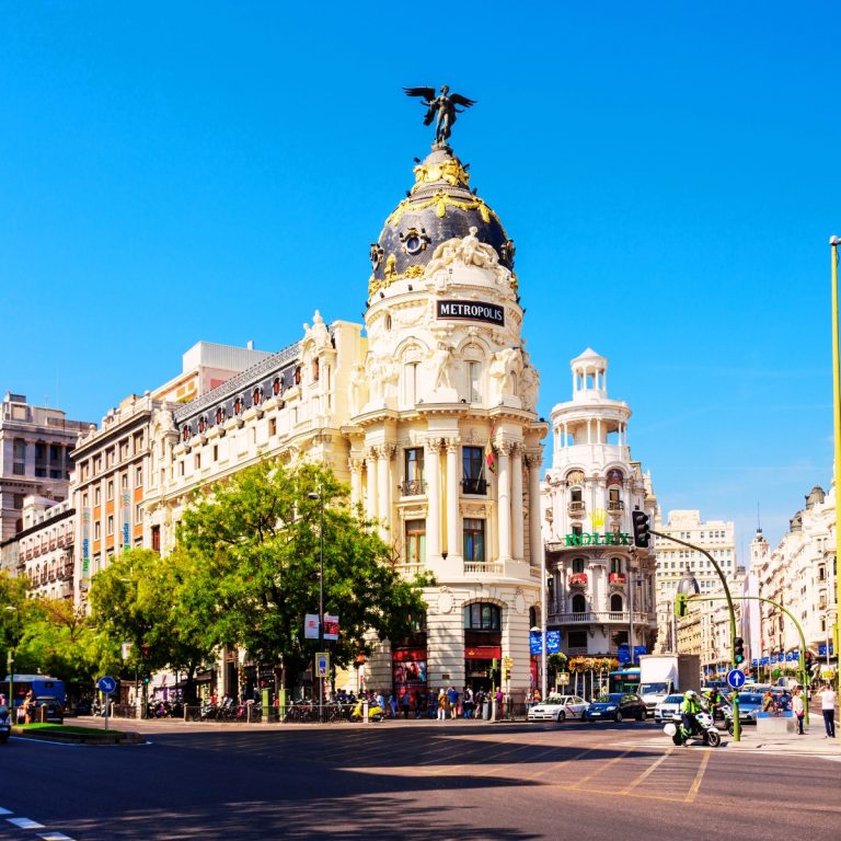 Caça ao tesouro e visita autoguiada a Madrid 4 O Edifício Metrópolis é um impressionante ícone arquitetónico de Madrid, célebre pelo seu design Beaux-Arts de inspiração francesa e pela magnífica estátua da vitória alada que coroa a sua cúpula folheada a ouro.