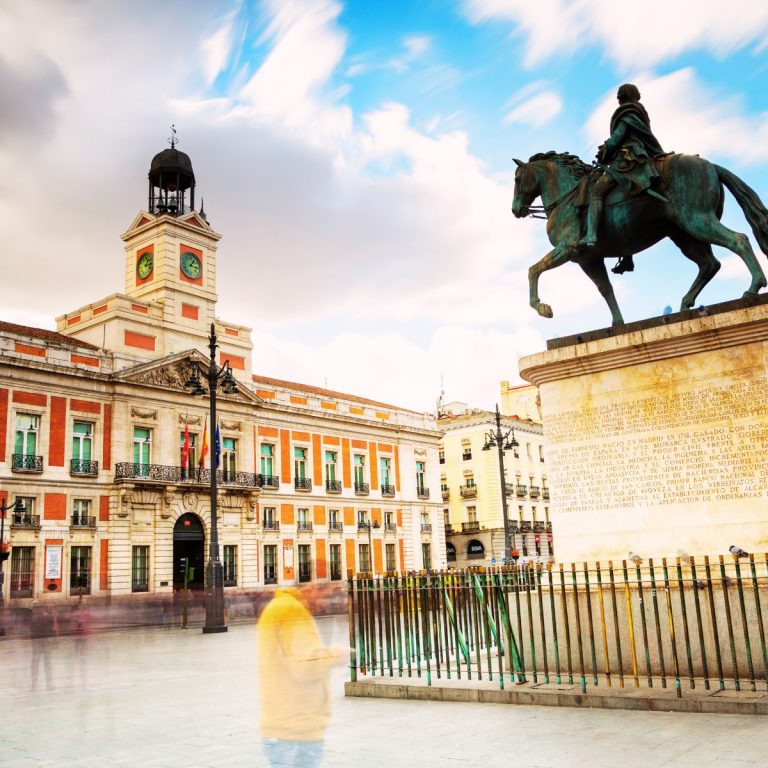 Caça ao tesouro e visita autoguiada a Madrid 3 A Puerta del Sol é uma movimentada praça central que serve de coração simbólico de Madrid, onde se encontra o famoso letreiro Tío Pepe e a pedra zero-quilómetros a partir da qual se medem todas as estradas espanholas.