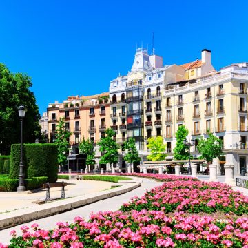 Die Plaza de Oriente ist ein königliches Freilichtmuseum der spanischen Geschichte mit wunderschön gepflegten Gärten und einer beeindruckenden Sammlung von Statuen, die die frühen Monarchen des Landes darstellen.