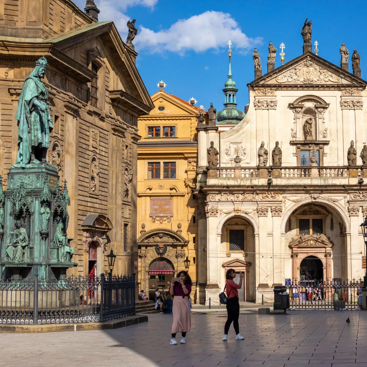 Caccia al tesoro e tour autoguidato a Praga 6 Situata maestosa in piazza Křižovnické, vicino all’ingresso del Ponte Carlo, l’imponente statua di Carlo IV rende omaggio all’amato imperatore del Sacro Romano Impero che ha plasmato l’età d’oro di Praga.