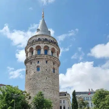 Der Galata-Turm ist ein majestätisches mittelalterliches Wahrzeichen mit einem großen Steinzylinder aus dem 14. Jahrhundert und einer kegelförmigen Haube, die eine monumentale Silhouette bilden und einen atemberaubenden Blick auf das Goldene Horn und den Bosporus bieten.
