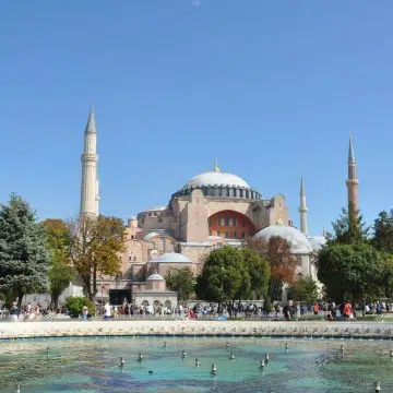 Die Hagia Sophia ist ein majestätisches byzantinisches Wahrzeichen mit einer großen Kuppel aus dem 6. Jahrhundert und hoch aufragenden osmanischen Minaretten, die ein monumentales architektonisches Wunderwerk bilden, das als größte Kathedrale der Welt und als kaiserliche Moschee diente.