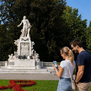 Het Mozart-monument, gelegen te midden van de schilderachtige grasvelden van de Burggarten, is een majestueus 19e-eeuws marmeren eerbetoon aan Wolfgang Amadeus Mozart, dat bekendstaat om zijn gedetailleerde opera-reliëfs en de iconische bloemvormige G-sleutel die aan de voet ervan is aangebracht.