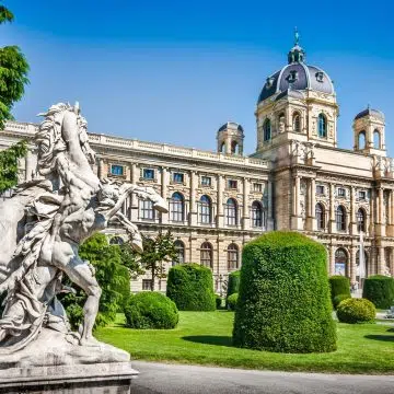 Het Natuurhistorisch Museum van Wenen, gevestigd in een vorstelijk 19e-eeuws gebouw aan de Ringstraße, is een wereldberoemde instelling die bekendstaat om zijn uitgebreide collectie natuurlijke schatten, waaronder de 29.500 jaar oude Venus van Willendorf, skeletten van dinosaurussen en ’s werelds grootste tentoonstelling van meteorieten.