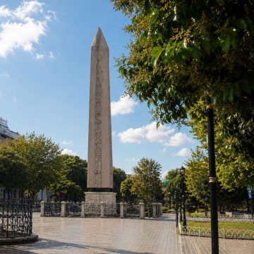 Der Obelisk des Theodosius ist ein majestätisches ägyptisches Wahrzeichen. Ein großer Monolith aus rosafarbenem Granit aus dem Tempel von Karnak und ein kunstvoll geschnitzter römischer Sockel bilden eine monumentale Hommage an die antike Geschichte im Herzen des Hippodroms.