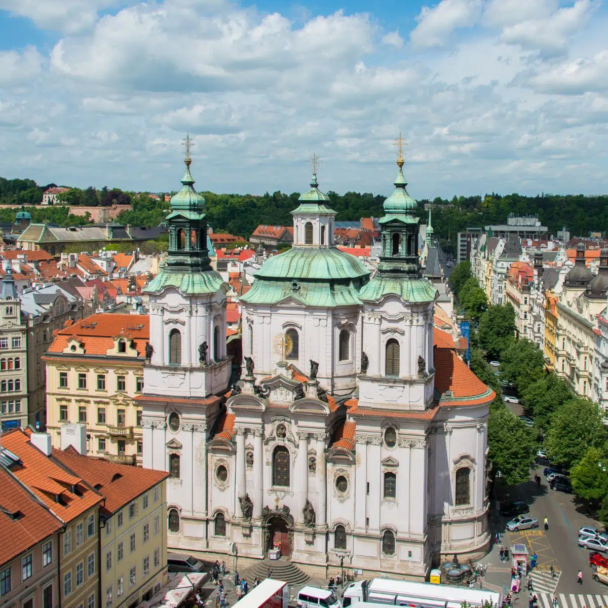 Caccia al tesoro e tour autoguidato a Praga 4 Considerata un capolavoro dell'architettura del barocco maturo, la splendida chiesa di San Nicola (Malá Strana) domina lo skyline della Città Piccola con la sua monumentale cupola verde, il campanile svettante e gli affreschi interni di straordinaria ricchezza ornamentale.