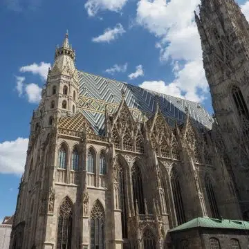De Sint-Stefanuskathedraal, die trots in het hart van het historische centrum van de stad staat, is een iconisch gotisch meesterwerk dat bekendstaat om zijn torenhoge zuidtoren, het kleurrijke dak met tegels in chevronpatroon en de eeuwenlange Weense geschiedenis.