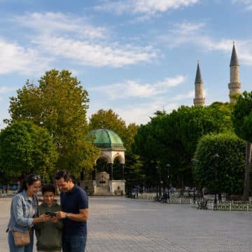 Η πλατεία Σουλταναχμέτ, που βρίσκεται στο σημείο όπου κάποτε βρισκόταν ο αρχαίος ρωμαϊκός ιππόδρομος, αποτελεί την ιστορική καρδιά της Κωνσταντινούπολης και βρίσκεται σε μια υπέροχη τοποθεσία ανάμεσα στην Αγία Σοφία και το Μπλε Τζαμί.